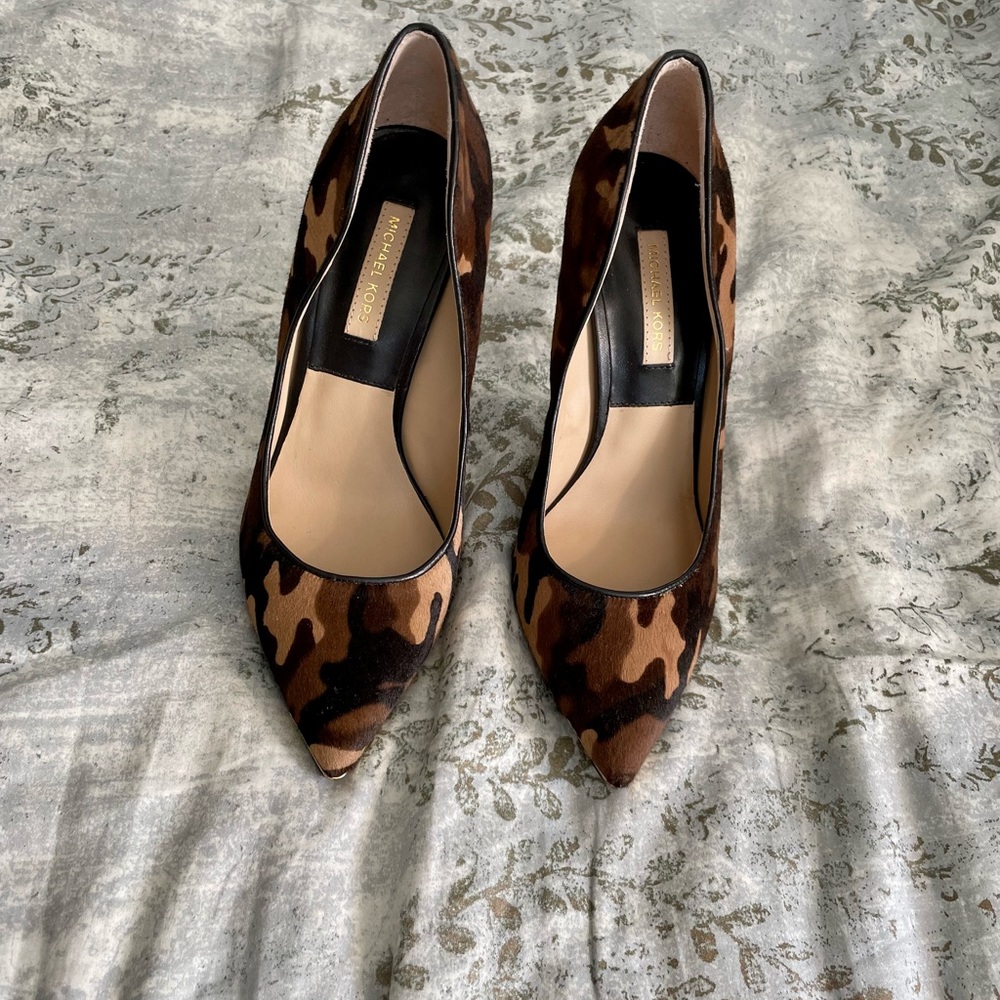 Michael Kors Green Avra Camo Haircalf Pumps size 7